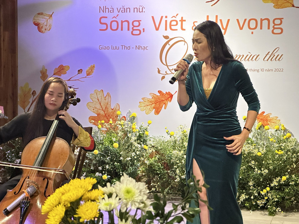 Nghệ sỹ Đinh Hoài Xuân (trái) và ca sỹ-nghệ sỹ ưu tú Minh Thu. (Ảnh: PV/Vietnam+)