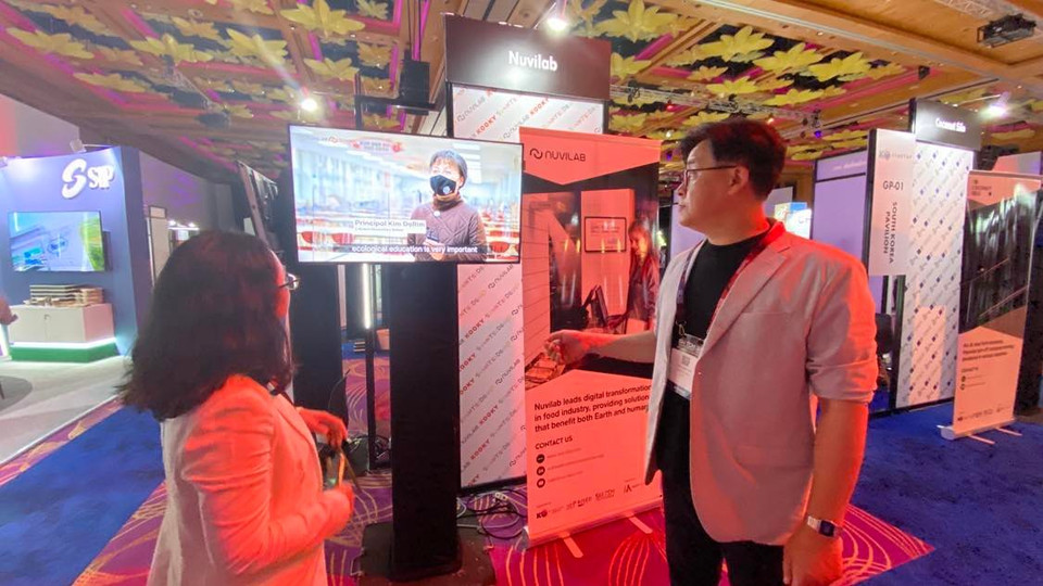 Ông Kim Kelly, trưởng bộ phận Marketing của Nuvilab giới thiệu ứng dụng quản lý chất lượng thực phẩm bằng công nghệ trí tuệ nhân tạo. (Ảnh: Minh Thu/Vietnam+)