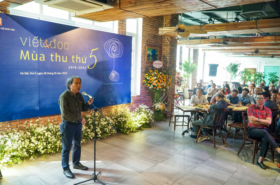 Chủ tịch Hội Nhà văn Việt Nam, nhà thơ Nguyễn Quang Thiều phát biểu tại lễ kỷ niệm 5 năm ấn phẩm “Viết và đọc” diễn ra ngày 28/10 tại Hà Nội. (Ảnh: Hoàng Hiếu/Vietnam+)