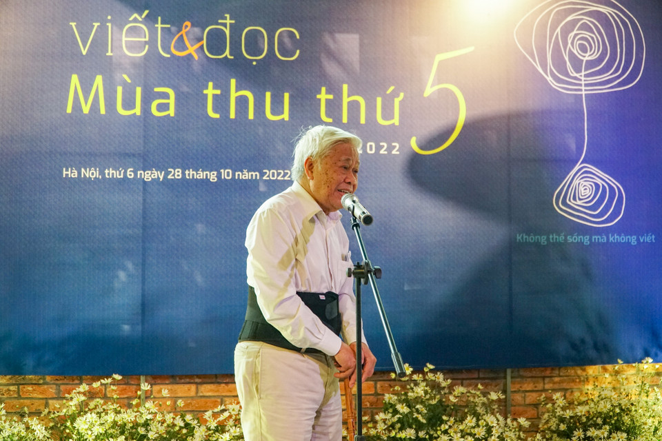 Nhà thơ Vũ Quần Phương xúc động chia sẻ: “Lâu lắm rồi tôi mới được chứng kiến nhóm anh em văn sỹ tự lực kinh phí làm một ấn phẩm văn học giá trị, đẹp đẽ như Viết và đọc. Trong xu thế tác giả phát triển nhanh hơn độc giả, nhiều ấn phẩm đứng trước nguy cơ mất dần độc giả, thì chuyên đề này lại đang mở rộng được lượng độc giả. Điều khiến tôi thật ấn tượng là những bài viết từ gần 3 thập niên trước vẫn rất lôi cuốn người đọc. Sự say mê của đội ngũ thực hiện ấn phẩm thật sự quý giá trong thời buổi này.” (Ảnh: Hoàng Hiếu/Vietnam+) 