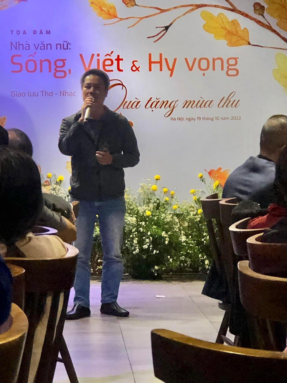 Nhà thơ Nguyễn Quang Hưng chia vui cùng các nhà văn nữ bằng một điệu quan họ rất ngọt ngào. (Ảnh: PV/Vietnam+)