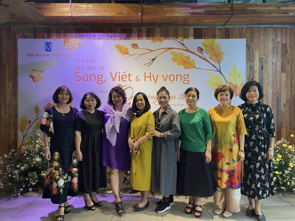 Các nhà văn, nhà thơ nữ tham gia chương trình. (Ảnh: PV/Vietnam+)