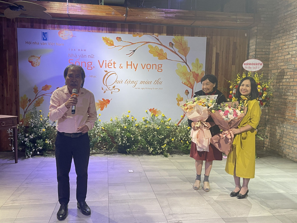 Chủ tịch Hội Nhà văn Việt Nam Nguyễn Quang Thiều chúc mừng các tác giả nữ. (Ảnh: PV/Vietnam+)