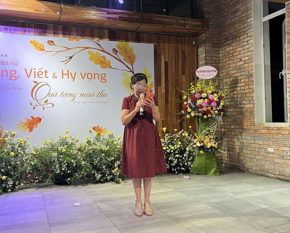 Nhà thơ Phan Thị Thanh Nhàn vẫn rất trẻ trung và nhiều bút lực ở tuổi 80. (Ảnh: PV/Vietnam+)