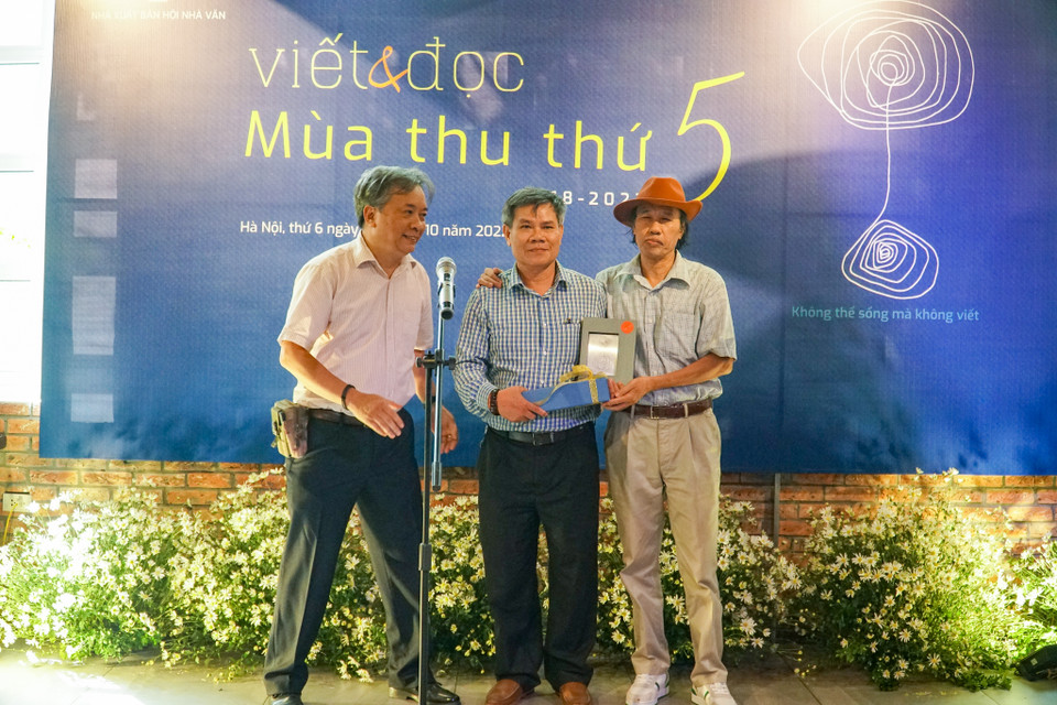 Từ trái sang: Nhà báo Yên Ba, tiến sỹ luật Ngô Quốc Kỳ và nhà văn Tạ Duy Anh. (Ảnh: Hoàng Hiếu/Vietnam+)