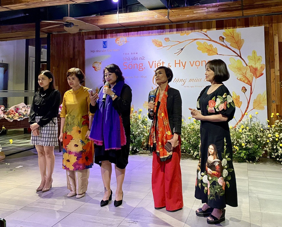 Liên khúc thơ của các nhà thơ nữ Lữ Mai, Trần Kim Hoa, Đoàn Ngọc Thu, Nguyễn Bảo Chân, Lê Hồng Nguyên (từ trái sang). (Ảnh: PV/Vietnam+)