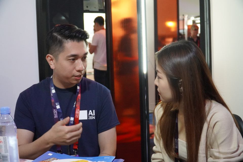 Ông Damien Ngai (trái), đại diện của AI Zen, doanh nghiệp cung cấp dịch vụ tài chính-ngân hàng chia sẻ về các dự án của đơn vị mình. (Ảnh: Minh Thu/Vietnam+)