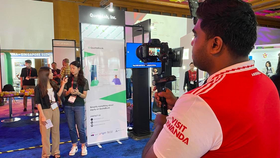 Truyền thông quốc tế tìm hiểu về dịch vụ tư vấn đầu tư toàn diện do doanh nghiệp Quota Lab cung cấp. (Ảnh: Minh Thu/Vietnam+)