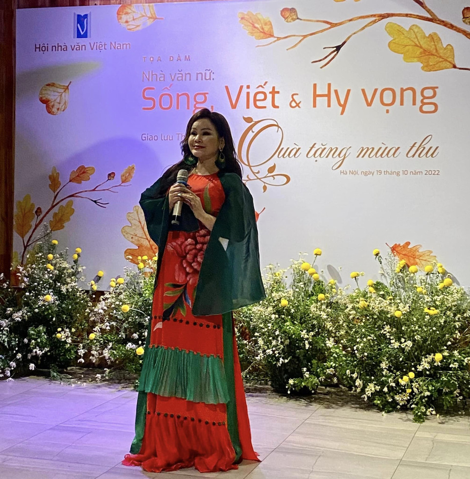 Nghệ sỹ Băng Tâm ngâm bài 'Thơ tình cuối mùa thu' của nhà thơ Xuân Quỳnh. (Ảnh: PV/Vietnam+)