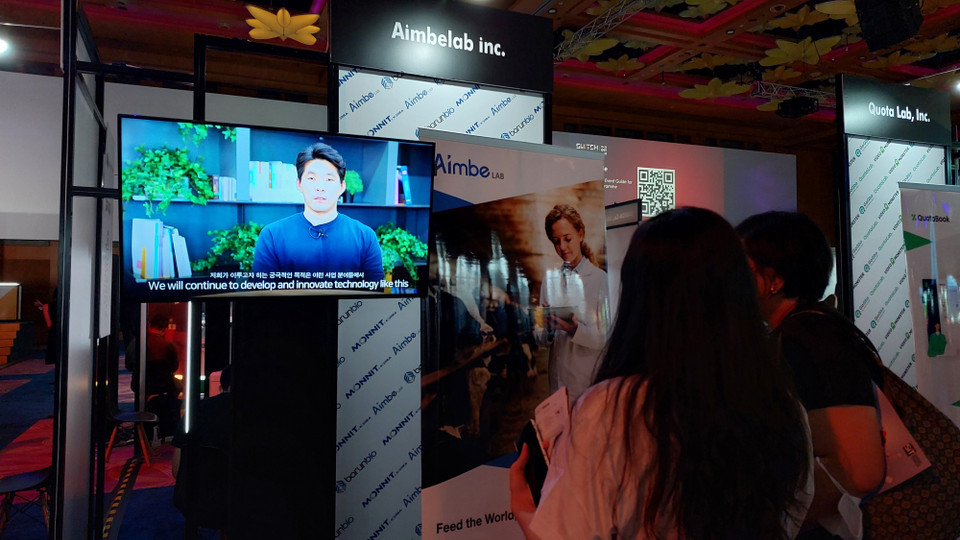 Khu vực trưng bày của Công ty Aimbe Lab, đơn vị đang liên kết sản xuất thức ăn chăn nuôi với các đối tác tại Việt Nam. (Ảnh: Minh Thu/Vietnam+)