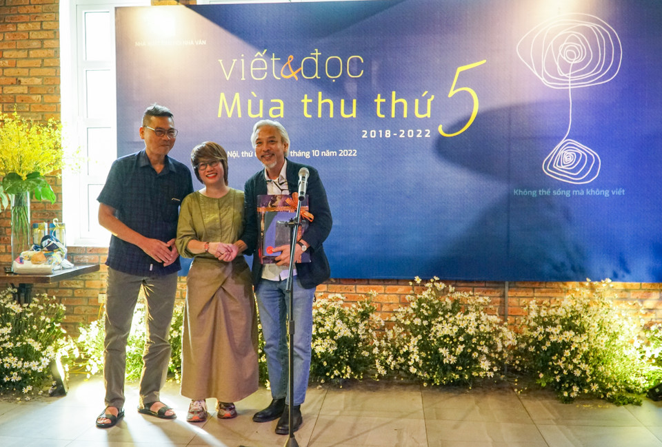 Đại diện Nhà xuất bản Hội Nhà văn và nhiếp ảnh gia Dương Minh Long (phải). (Ảnh: Hoàng Hiếu/Vietnam+) 