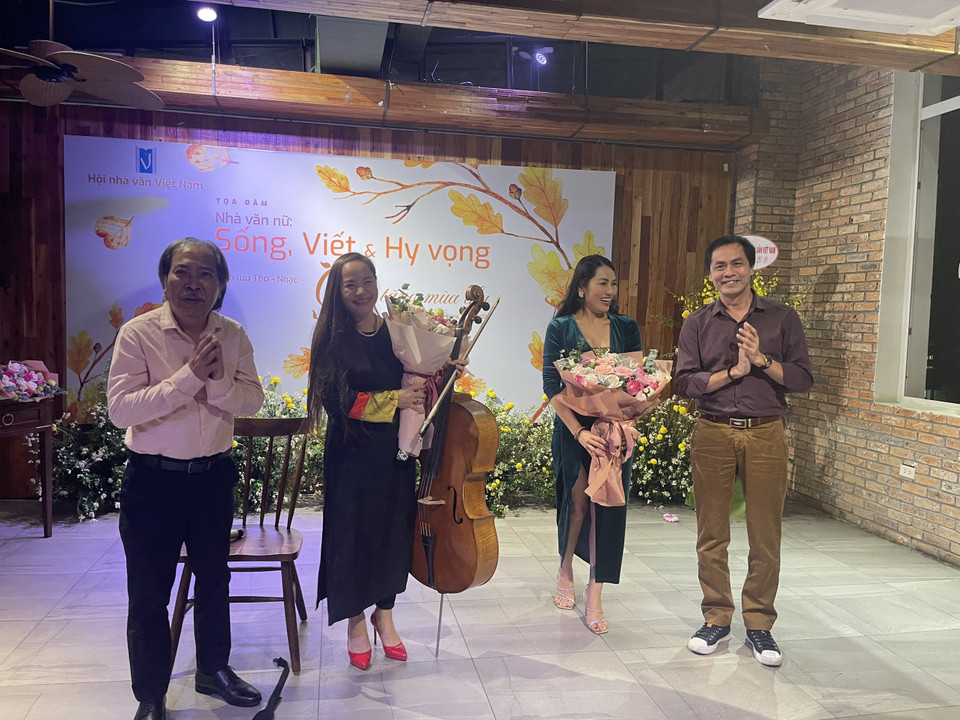 Từ trái sang: Nhà thơ Nguyễn Quang Thiều, nghệ sỹ cello Đinh Hoài Xuân, ca sỹ Minh Thu và nhà thơ Hữu Việt. (Ảnh: PV/Vietnam+)