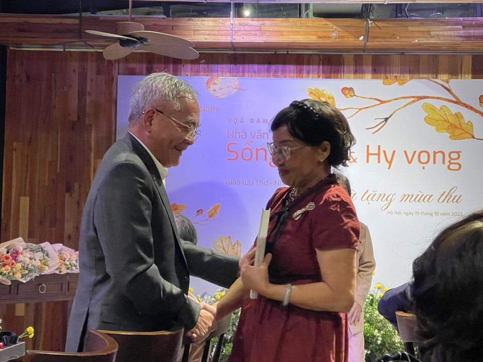 Nhà báo Nguyễn Hải Giang, Tổng Biên tập Tạp chí Việt Mỹ và nhà thơ Phan Thị Thanh Nhàn. (Ảnh: PV/Vietnam+)