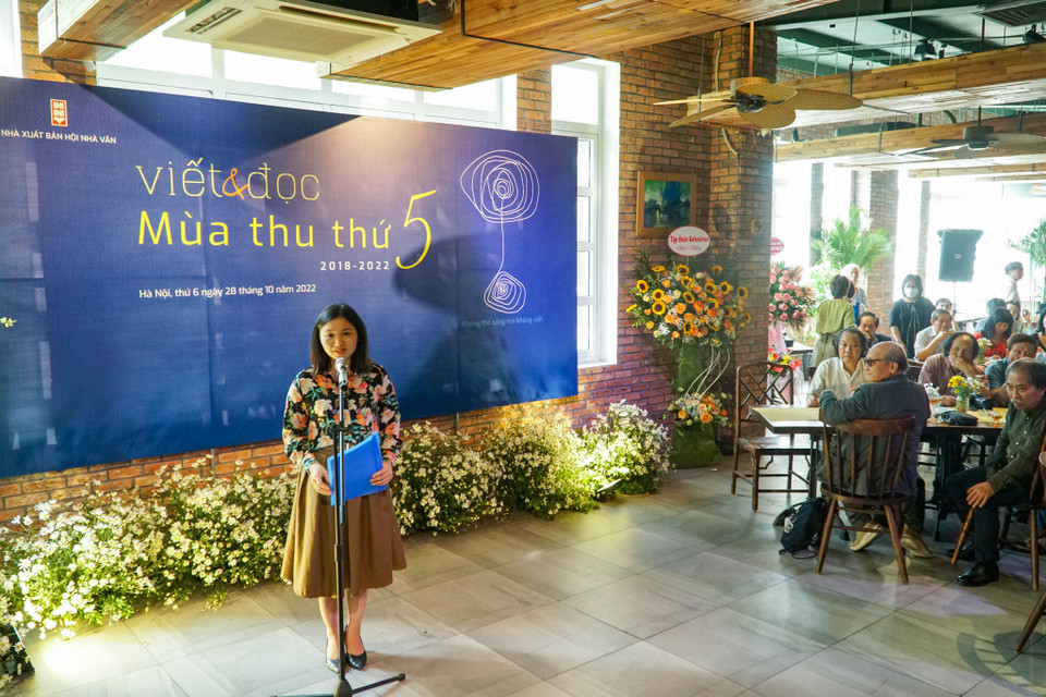 Nhà thơ Lữ Mai làm MC, điểm lại những dấu mốc đáng nhớ trong hành trình 5 năm của ấn phẩm Viết và đọc. (Ảnh: Hoàng Hiếu/Vietnam+) 