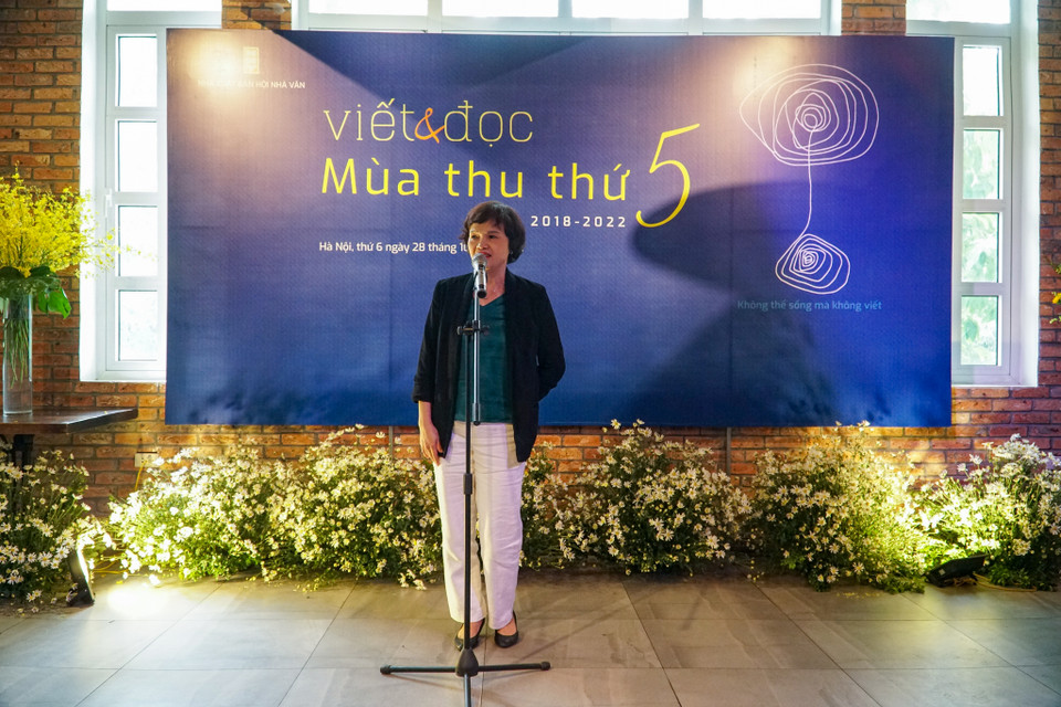 Nhà thơ Trần Kim Hoa tại sự kiện. (Ảnh: Hoàng Hiếu/Vietnam+) 