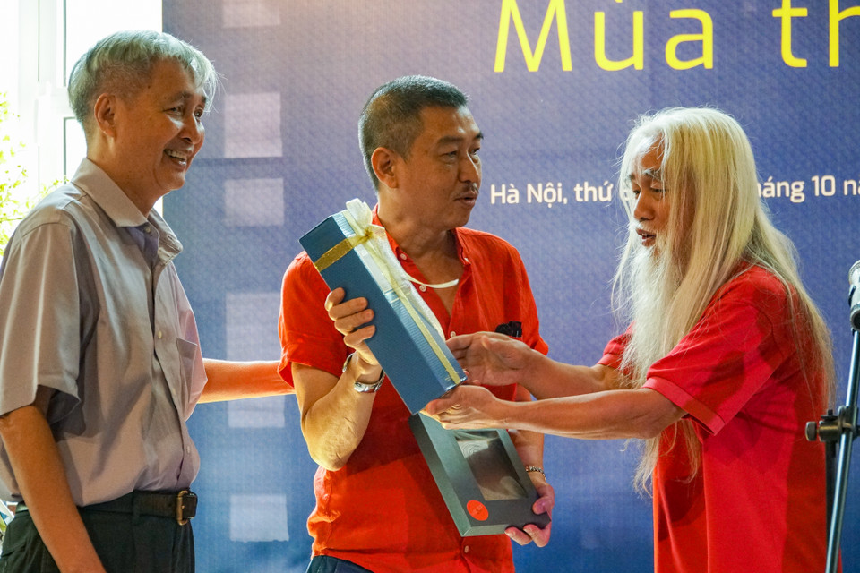 Họa sỹ Lê Thiết Cương (giữa) cũng là cộng tác viên thân thiết của ấn phẩm. (Ảnh: Hoàng Hiếu/Vietnam+)