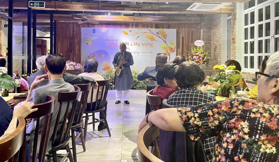 Nghệ sỹ Quyền Văn Minh biểu diễn độc tấu saxophone chào mừng chương trình giao lưu thơ-nhạc "Quà tặng mùa Thu." (Ảnh: PV/Vietnam+)