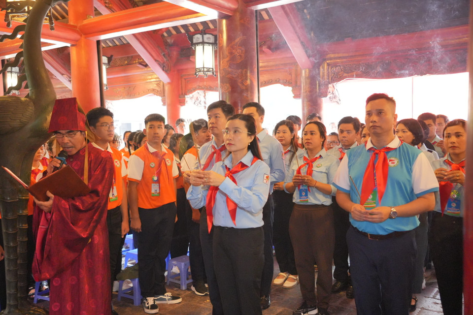 Trước đó, đoàn đại biểu đã đến thắp hương tại Văn miếu Quốc Tử Giám. (Ảnh: PV/Vietnam+)