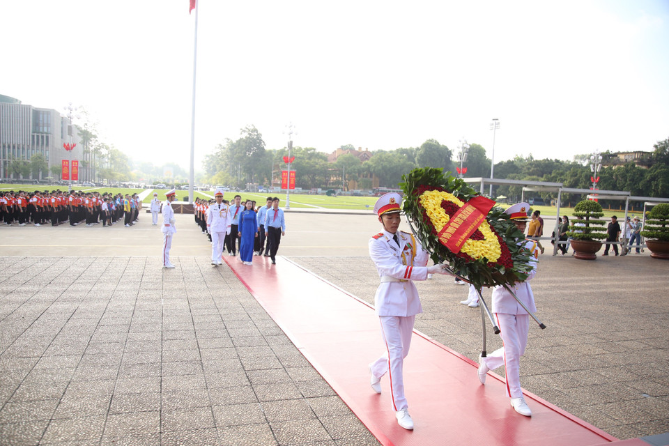 Đoàn dâng hoa viếng Chủ tịch Hồ Chí Minh. (Ảnh: PV/Vietnam+)