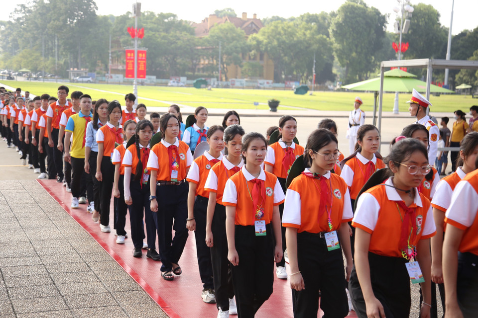 Với nhiều em, đây là lần đầu tiên được tới Thủ đô vào lăng viếng Bác. (Ảnh: PV/Vietnam+)