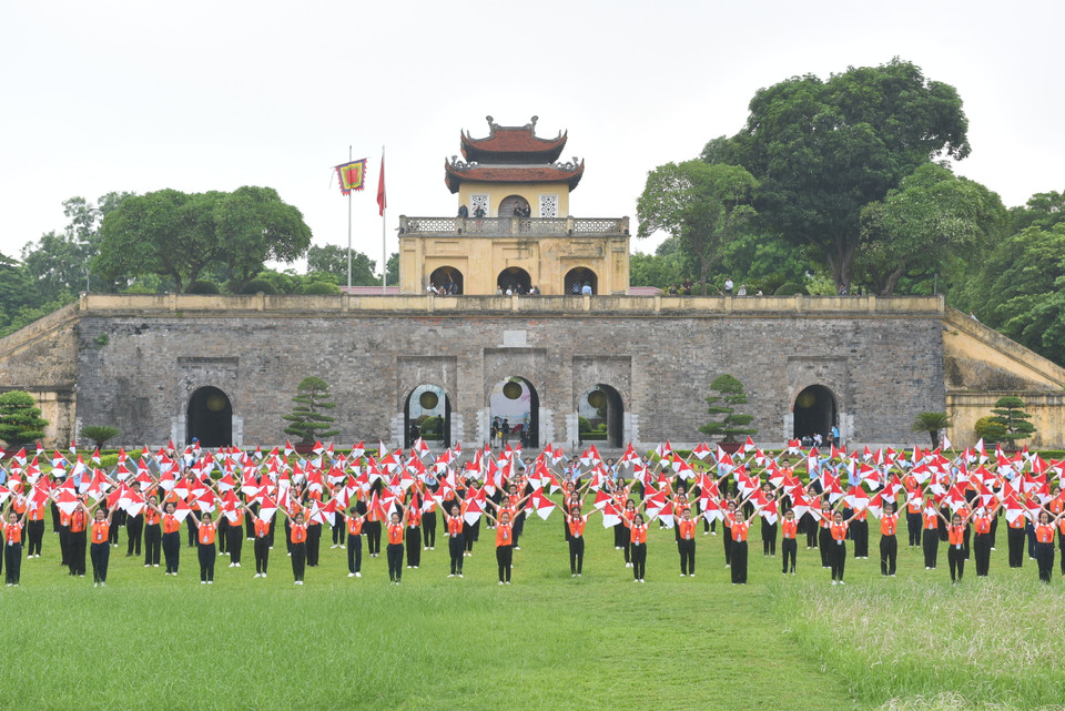 Chiều nay, 16/8, hơn 300 đại biểu dự Liên hoan Chỉ huy Đội giỏi toàn quốc năm 2023 đã cùng thể hiện màn đồng diễn cờ Semaphore (truyền tin bằng cờ hiệu) tại Hoàng thành Thăng Long. (Ảnh: PV/Vietnam+)