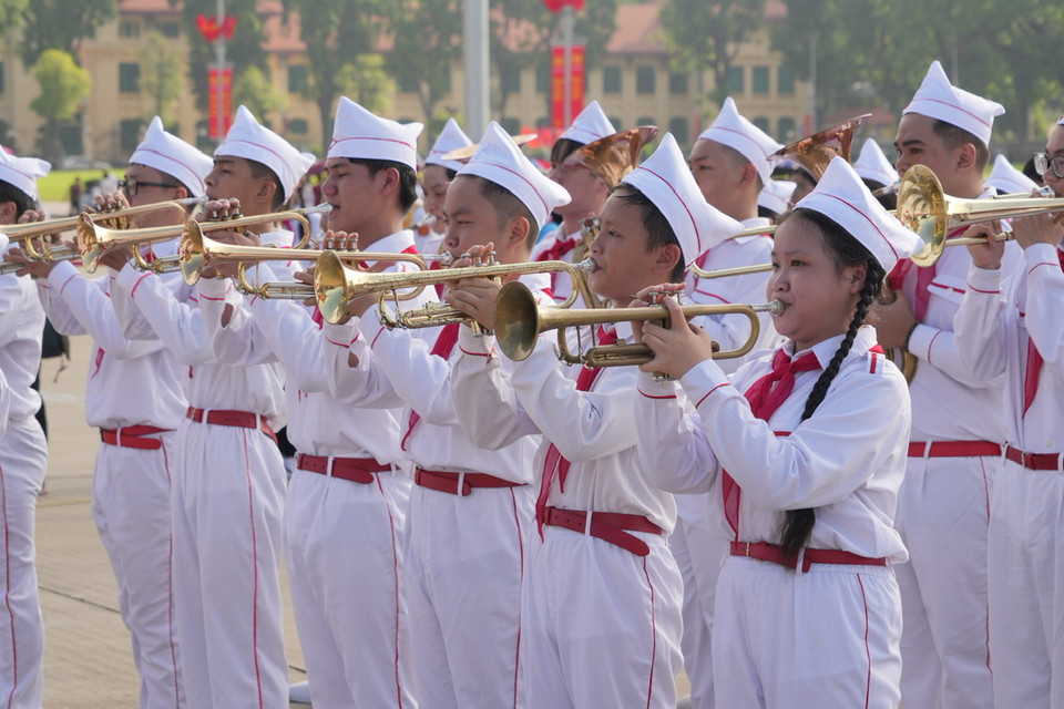 Đoàn thực hiện nghi thức Đội. (Ảnh: PV/Vietnam+)