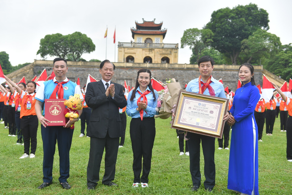 Màn đồng diễn đã được Tổ chức Kỷ lục Việt Nam xác lập kỷ lục “Số lượng Thiếu nhi và phụ trách Đội 63 tỉnh, thành phố tham gia đồng diễn cờ Semaphore chào mừng liên hoan Chỉ huy Đội giỏi toàn quốc đông nhất Việt Nam.” (Ảnh: PV/Vietnam+)