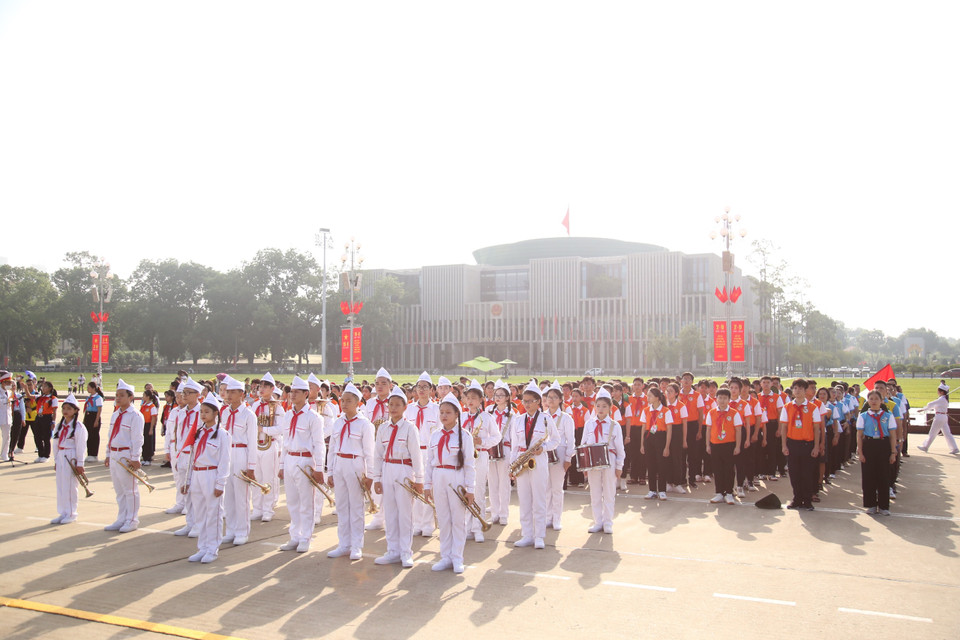 Trước khi vào lăng, đoàn đã thực hiện lễ báo công dâng Bác. (Ảnh: PV/Vietnam+)