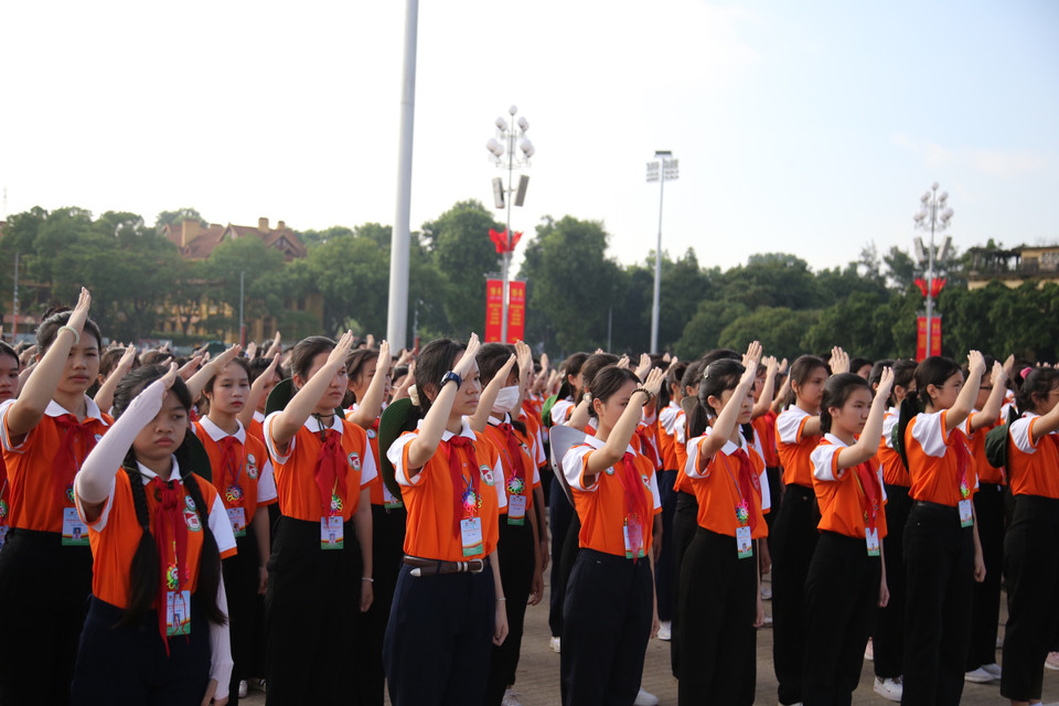 Cả đoàn thực hiện nghi thức chào cờ. (Ảnh: PV/Vietnam+)