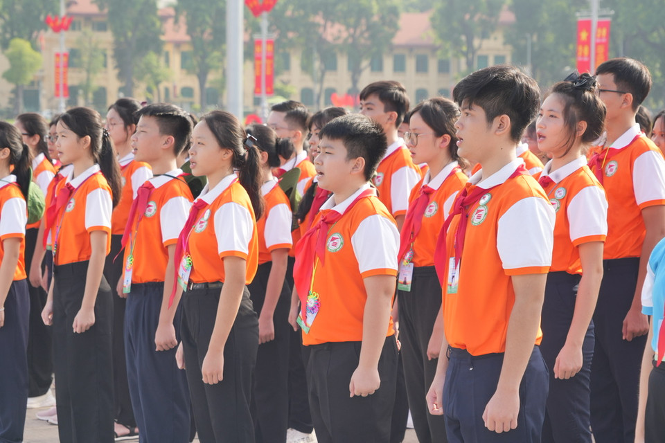 Và hát vang bài Quốc ca. (Ảnh: PV/Vietnam+) 