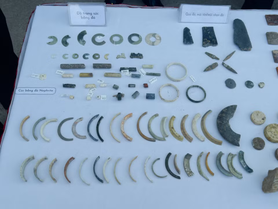 Hiện vật đồ trang sức. (Ảnh: Phương Anh/Vietnam+)