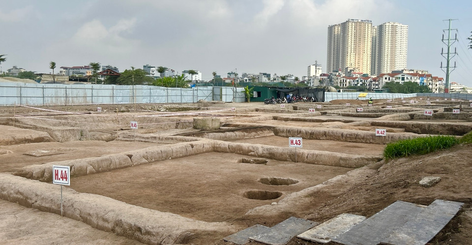 Cuộc khai quật phía Tây Di chỉ Vườn Chuối đã được triển khai trên 60 hố khai quật, mỗi hố có diện tích 100m2. Từ cuối tháng 3/2024, Viện Khảo cổ học đã phối hợp với Bảo tàng Hà Nội, Trường Đại học Khoa học Xã hội và Nhân văn-Đại học Quốc gia Hà Nội và các cơ quan liên quan tiến hành khai quật với tổng diện tích 6.000m2. (Ảnh: Phương Anh/Vietnam+)