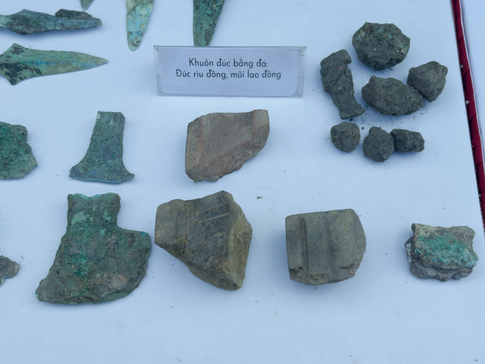 Khuôn đúc bằng đá, đúc rìu đồng, mũi lao đồng. (Ảnh: Phương Anh/Vietnam+)