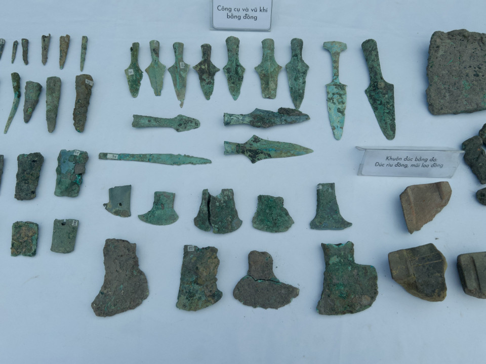 Bộ công cụ và vũ khí bằng đồng. (Ảnh: Phương Anh/Vietnam+)