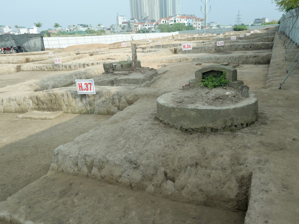 Theo các chuyên gia, cuộc khai quật bước đầu đã có những phát hiện quan trọng, nổi bật nhất là mặt bằng khu cư trú thời tiền Đông Sơn. Sườn ngoài của di tích là nơi chôn cất người chết, ở góc Tây Bắc mật độ chôn cất rất cao tạo thành một bãi mộ tiền Đông Sơn nằm tập trung với ít nhất hai giai đoạn cắt phá nhau. (Ảnh: Phương Anh/Vietnam+)