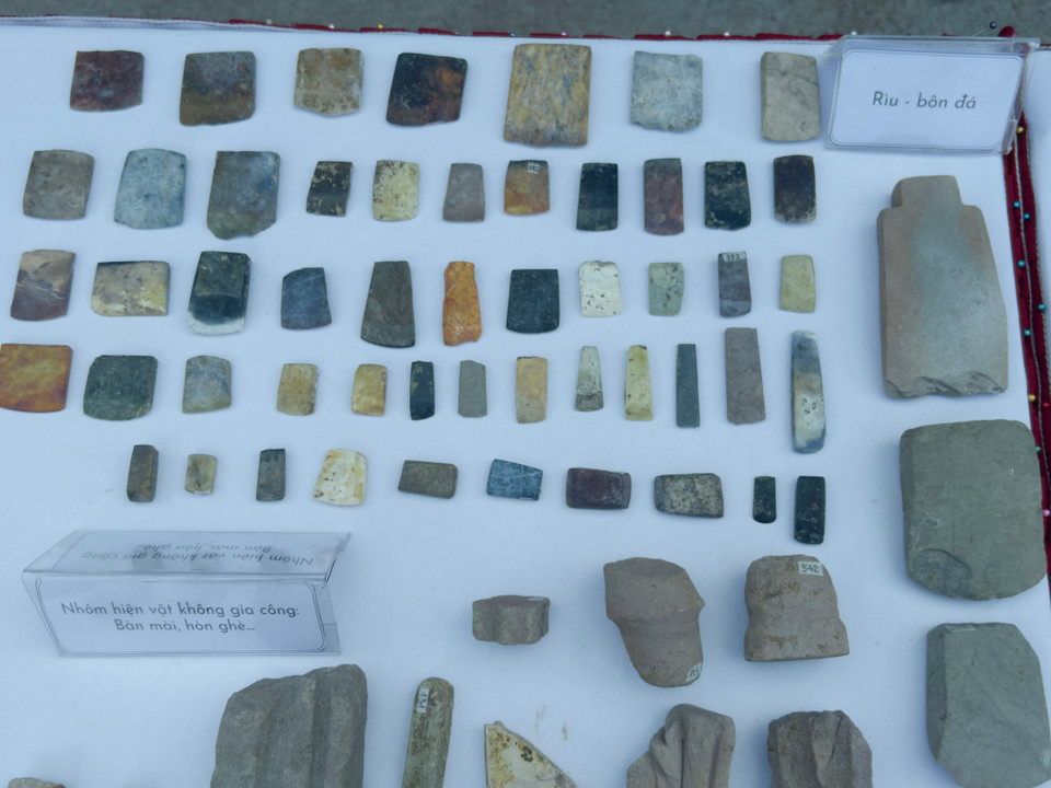 Các hiện vật mảnh đầu rìu. (Ảnh: Phương Anh/Vietnam+)