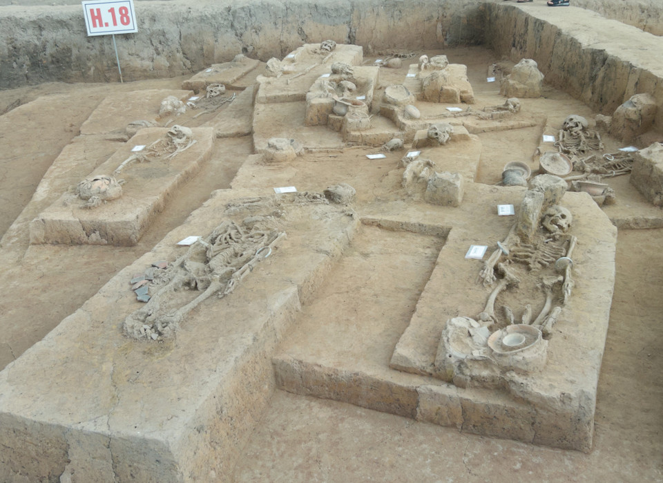 Khu mộ táng có niên đại kéo dài từ giai đoạn Phùng Nguyên muộn-Đồng Đậu sớm đến giai đoạn muộn của văn hoá Đông Sơn. (Ảnh: Phương Anh/Vietnam+)