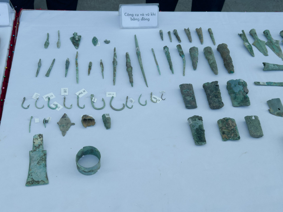 Các loại vũ khí bằng đồng. (Ảnh: Phương Anh/Vietnam+)