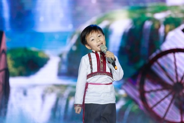 Hải Nam nhí nhảnh trên sân khấu 