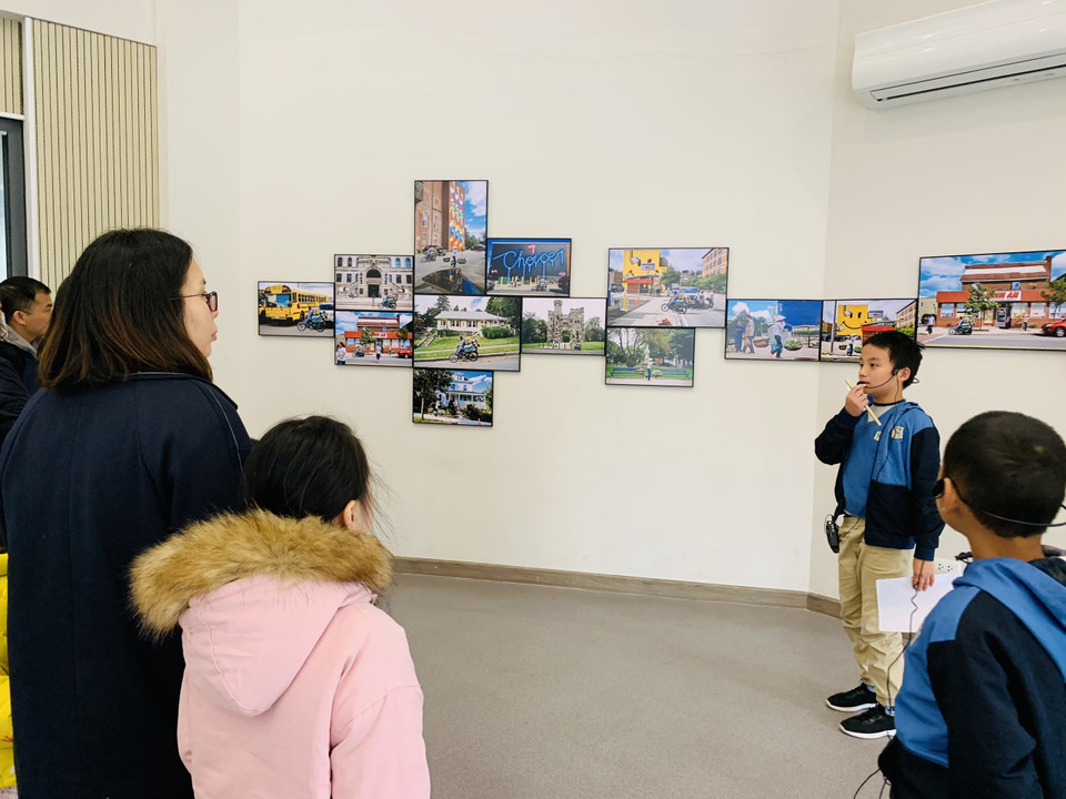 Triển lãm đã thu hút đông đảo học sinh, phụ huynh. (Ảnh: PM/Vietnam+)