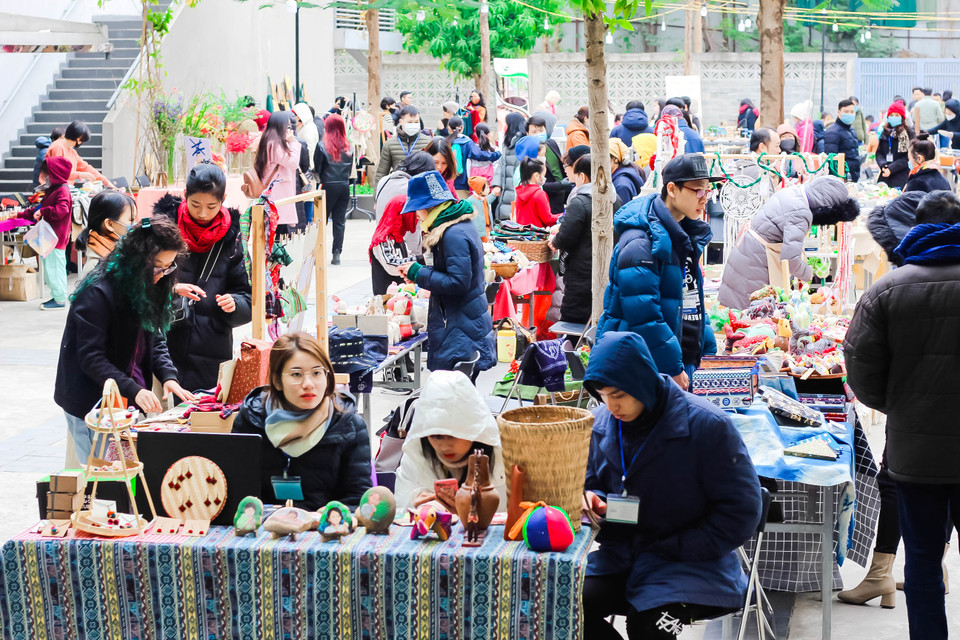 Trong cái lạnh tê tái của mùa đông, chương trình nghệ thuật Gió đầu mùa – Khơi miền sáng tạo do Trường Liên cấp Song ngữ SenTia tổ chức ngày 10/1 vẫn thu hút được sự tham gia của đông đảo phụ huynh. (Ảnh: PM/Vietnam+)