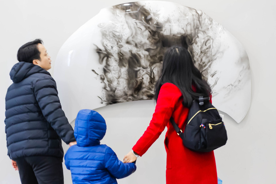 Theo ban tổ chức, chương trình được mở cửa tự do với mong muốn công chúng, đặc biệt là thế hệ trẻ được cảm nhận và trải nghiệm nghệ thuật. (Ảnh: PM/Vietnam+)