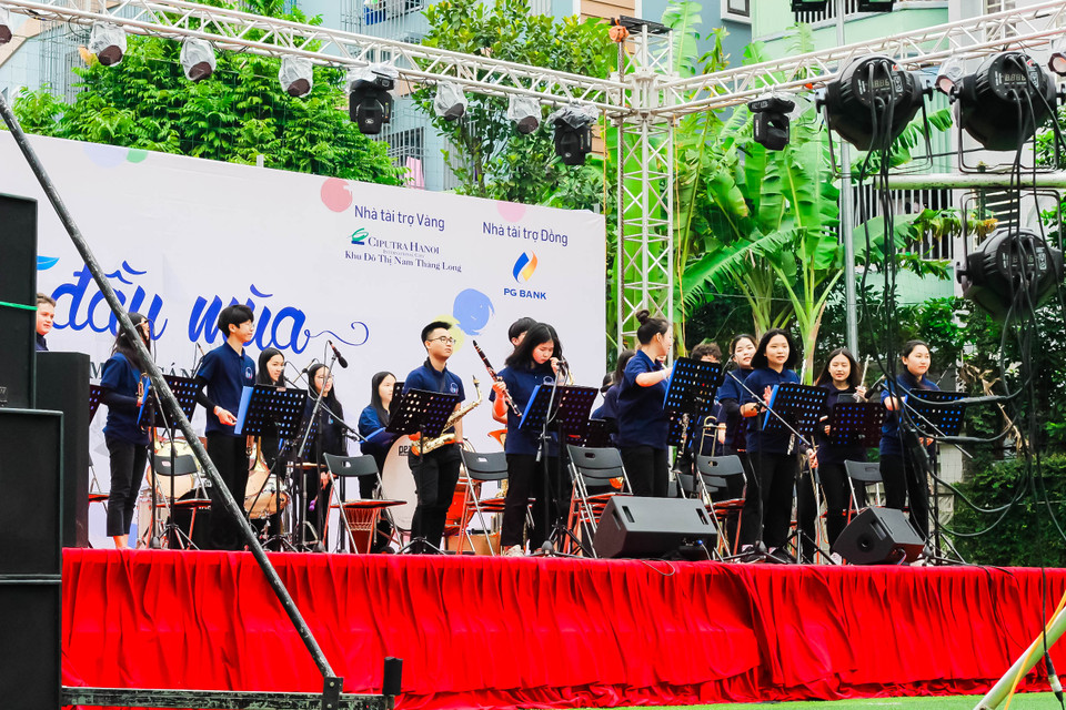 Đây là chuỗi chương trình nghệ thuật bao gồm triển lãm hội hoạ, biểu diễn âm nhạc, hội chợ đồ thủ công, các workshop thực hành sáng tạo, khu vui chơi và trải nghiệm nghệ thuật dành cho trẻ em, hội chợ ẩm thực. (Ảnh: PM/Vietnam+) 