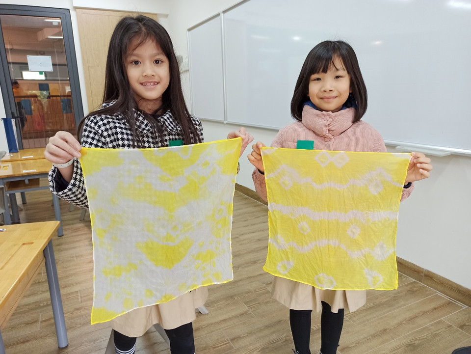 Và hào hứng với sản phẩm của mình. (Ảnh: PM/Vietnam+)