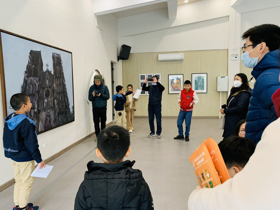 Trung tâm của sự kiện là Triển lãm nghệ thuật trưng bày các tác phẩm nghệ thuật đương đại đến từ các họa sỹ Lê Giang, Trịnh Minh Tiến, Tô Kim Nhung... (Ảnh: PM/Vietnam+)