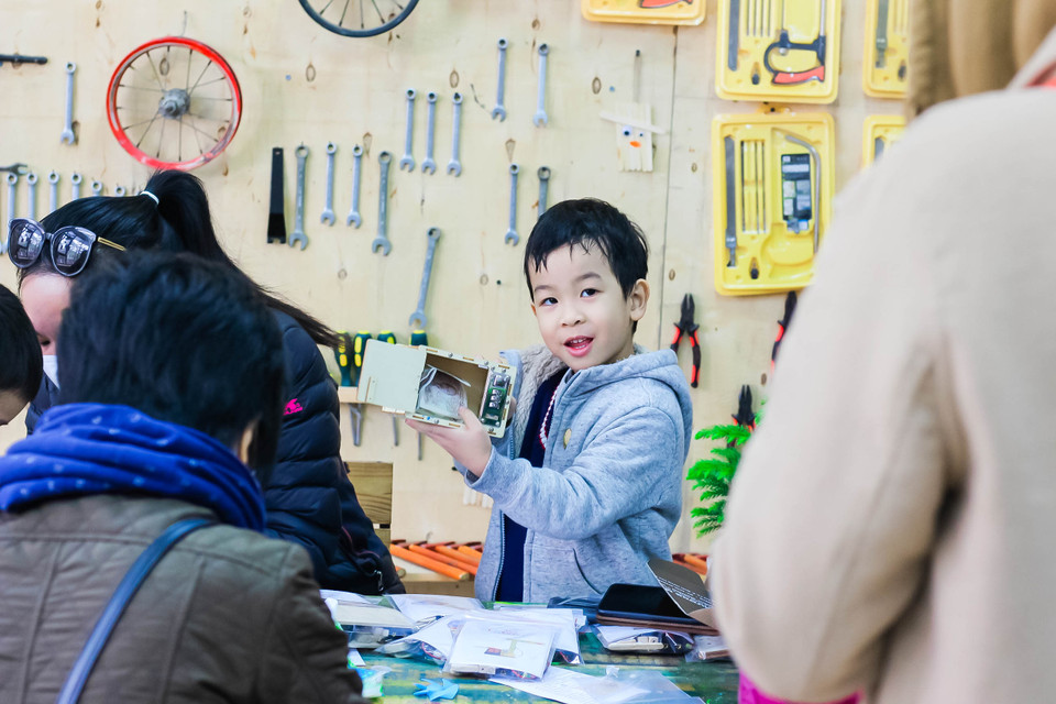 Khu vực hội chợ là cơ hội để học sinh trải nghiệm hoạt động kinh doanh, bán các sản phẩm của mình. Trong ảnh, một học sinh đang say sưa tiếp thị sản phẩm với khách tham quan gian hàng. (Ảnh: PV/Vietnam+)