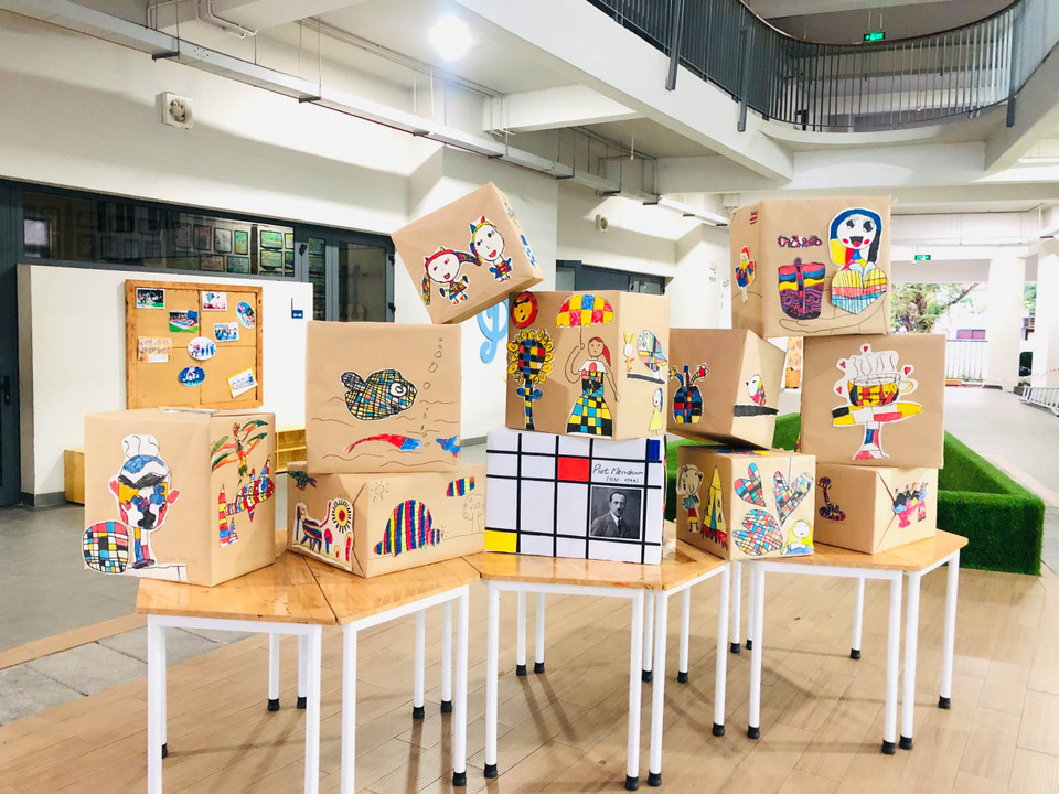 Sự kiện còn có khu dành riêng cho trưng bày các sản phẩm hội họa của học sinh. (Ảnh: PM/Vietnam+)