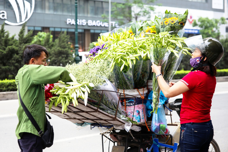 Theo anh Quang, người bán hoa rong, hoa loa kèn được bán theo số bông, giá từ 35.000 đến 40.000 đồng/10 bông (Ảnh: : Quang Sỹ/Vietnam+)