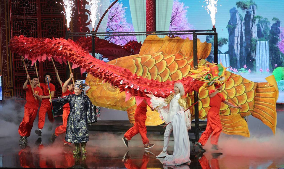 Táo Kinh tế (Quang Thắng) hóa ảo thuật gia, sử dụng những tiết mục ảo thuật đầy biến hóa để trình bày bản báo cáo. (Ảnh: VFC)