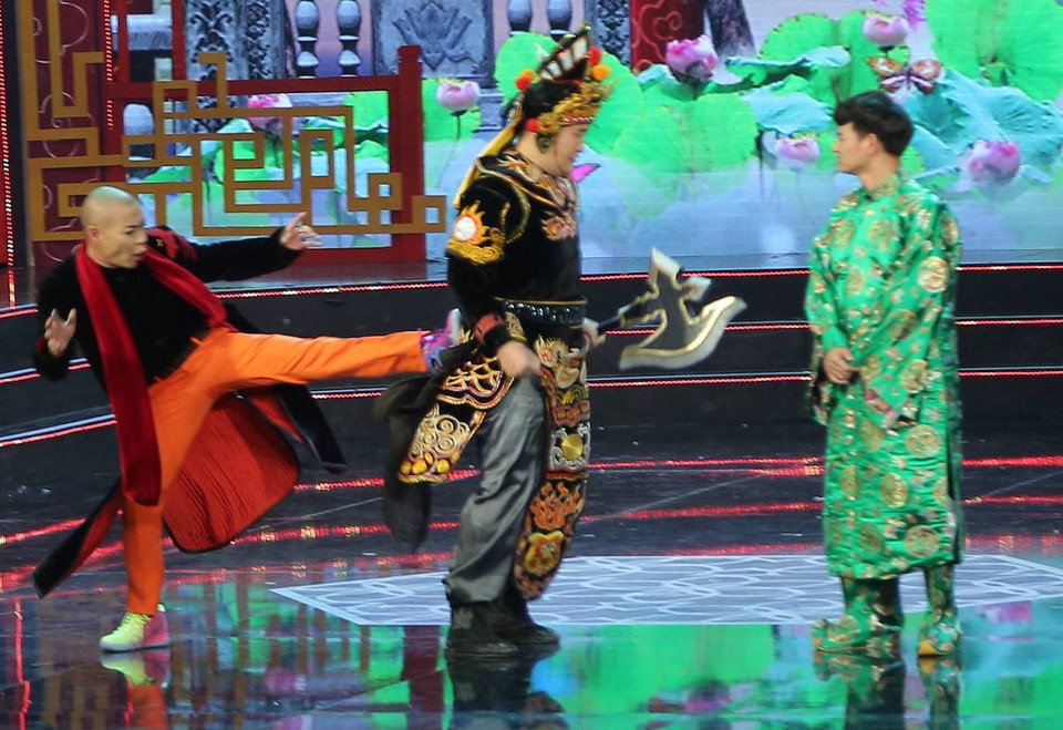 Bắc Đẩu (Công Lý) xử lý Thiên Lôi (Mạnh Dũng) vì mượn cớ ăn mừng chiến thắng của đội tuyển bóng đá, xuống hạ giới đua xe trái phép. (Ảnh: VFC)